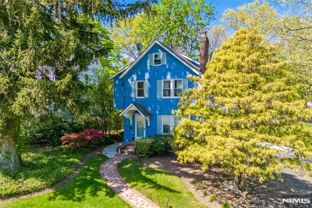 52 7th Avenue, Westwood, New Jersey - 3 Bedrooms  
2 Bathrooms  
9 Rooms - 