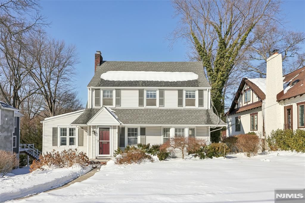 Photo of 520 Hillcrest Road, Ridgewood Village, NJ 07450 (MLS # 26004037)