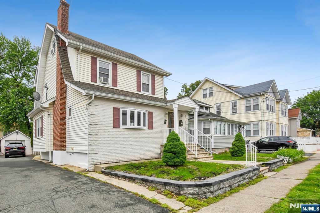 Property for Sale at 24 Willet St, Bloomfield, New Jersey - Bedrooms: 4 
Bathrooms: 3 
Rooms: 8  - $629,000