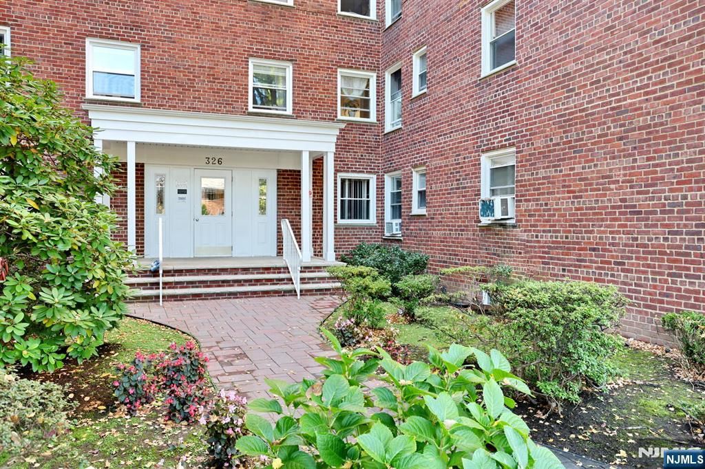 Photo of 326 N Bridge Plaza #1I, Fort Lee, NJ 07024 (MLS # 25035903)
