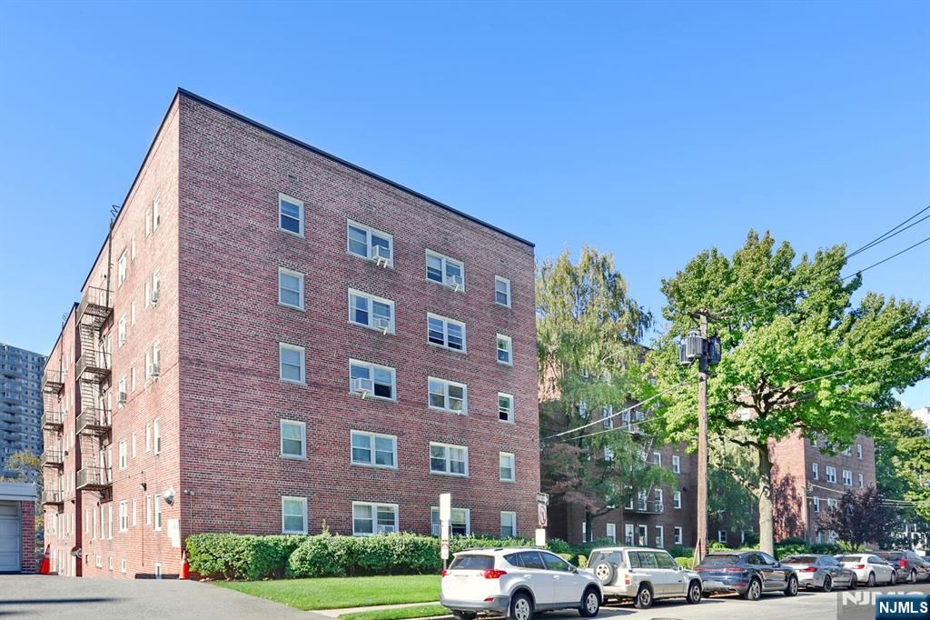 Photo of 326 N Bridge Plaza #1I, Fort Lee, NJ 07024 (MLS # 25035903)