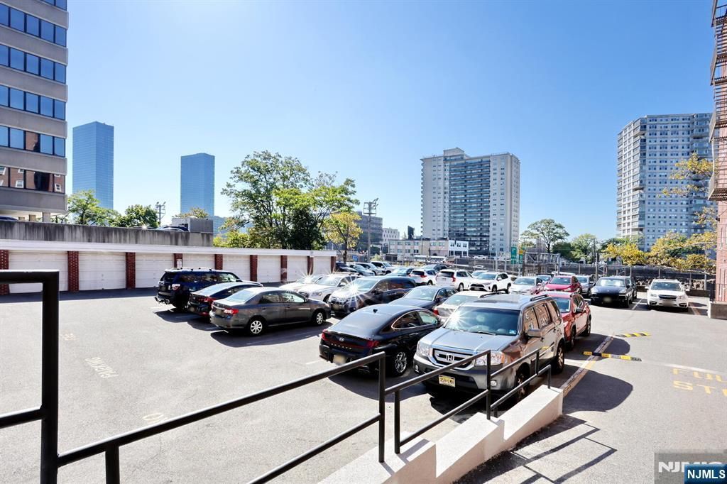 Photo of 326 N Bridge Plaza #1I, Fort Lee, NJ 07024 (MLS # 25035903)
