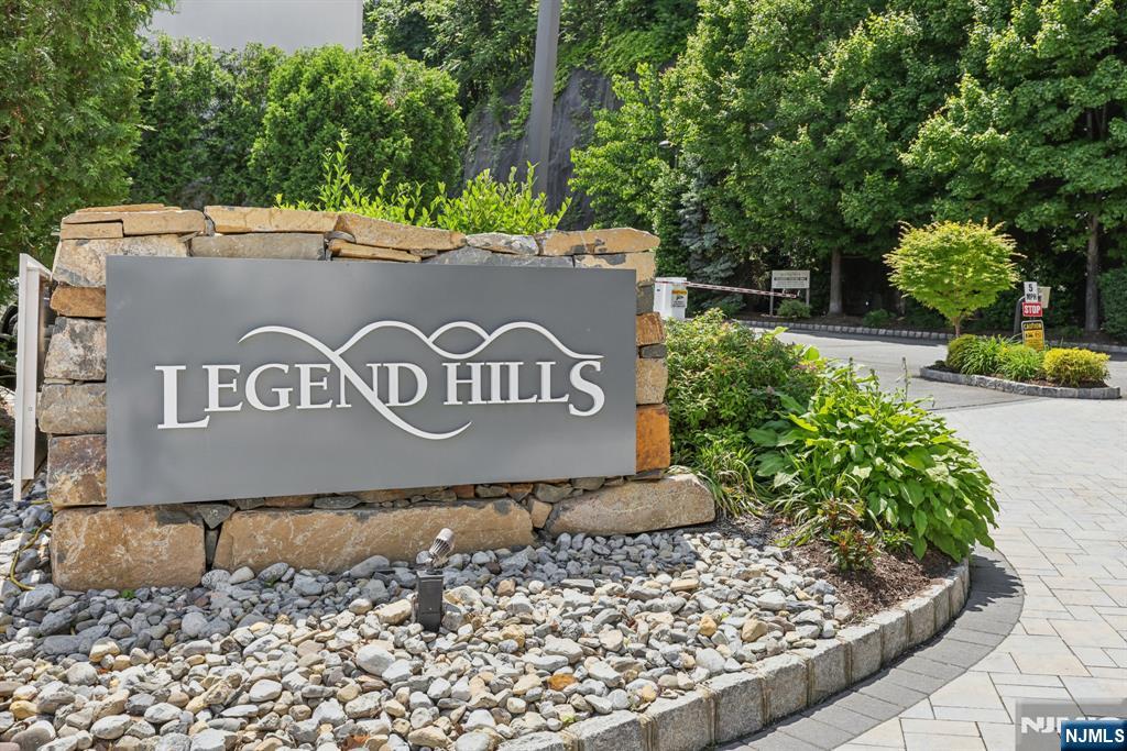 46 Legend Hills Dr 46, Edgewater, New Jersey - 3 Bedrooms  
4 Bathrooms  
9 Rooms - 