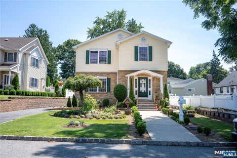 Photo of 40 Oaktree Lane, Bloomfield, NJ 07003 (MLS # 26027709)