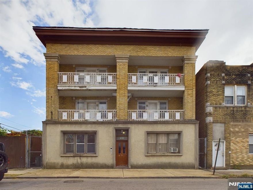 One bedroom apartment for rent. Building is very well maintained. Close to public transportation, shopping center, and major highways.