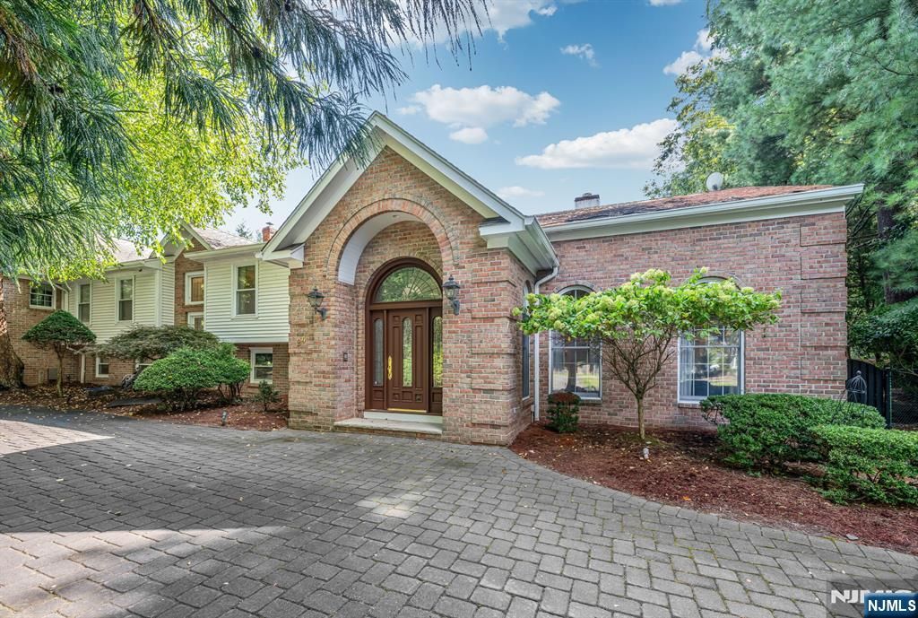 Photo of 24 Vanderbeck Lane, Mahwah, NJ 07430 (MLS # 25037306)