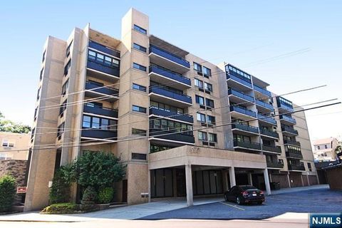 Photo of 555 Gorge Rd #3B, Cliffside Park, NJ 07010 (MLS # 26006461)