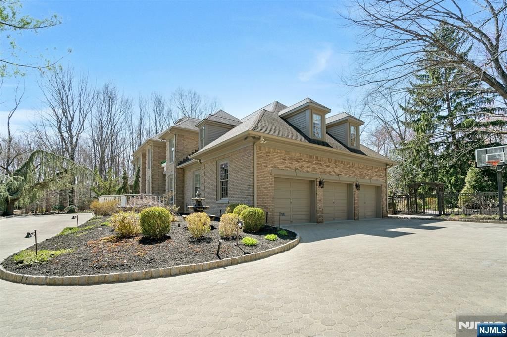Photo of 31 Burning Hollow Road, Saddle River, NJ 07458 (MLS # 26008525)