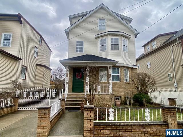 Rental Property at 623625 Adams 2, Elizabeth, New Jersey - Bedrooms: 3 
Bathrooms: 1 
Rooms: 5  - $2,600 MO.