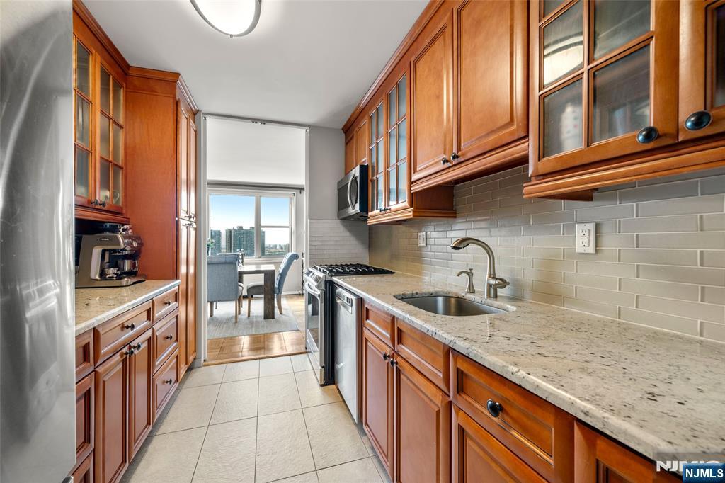 2000 Linwood Avenue 20V