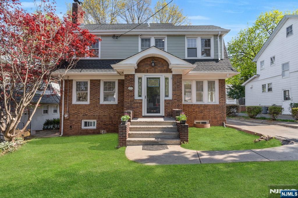 Property for Sale at 275 Carlton Terrace, Teaneck, New Jersey - Bedrooms: 5 
Bathrooms: 4 
Rooms: 9  - $999,000