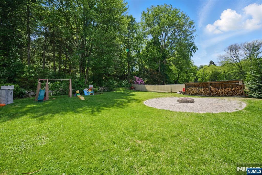 22 Beaver Brook, Denville Twp, New Jersey - 3 Bedrooms  
2 Bathrooms  
9 Rooms - 