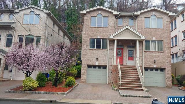 192 Undercliff, Edgewater, New Jersey - 3 Bedrooms  
4 Bathrooms  
7 Rooms - 
