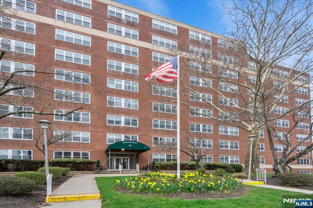 Property for Sale at 926 Bloomfield Ave 5L, Glen Ridge, New Jersey - Bedrooms: 1 
Bathrooms: 1  - $185,000