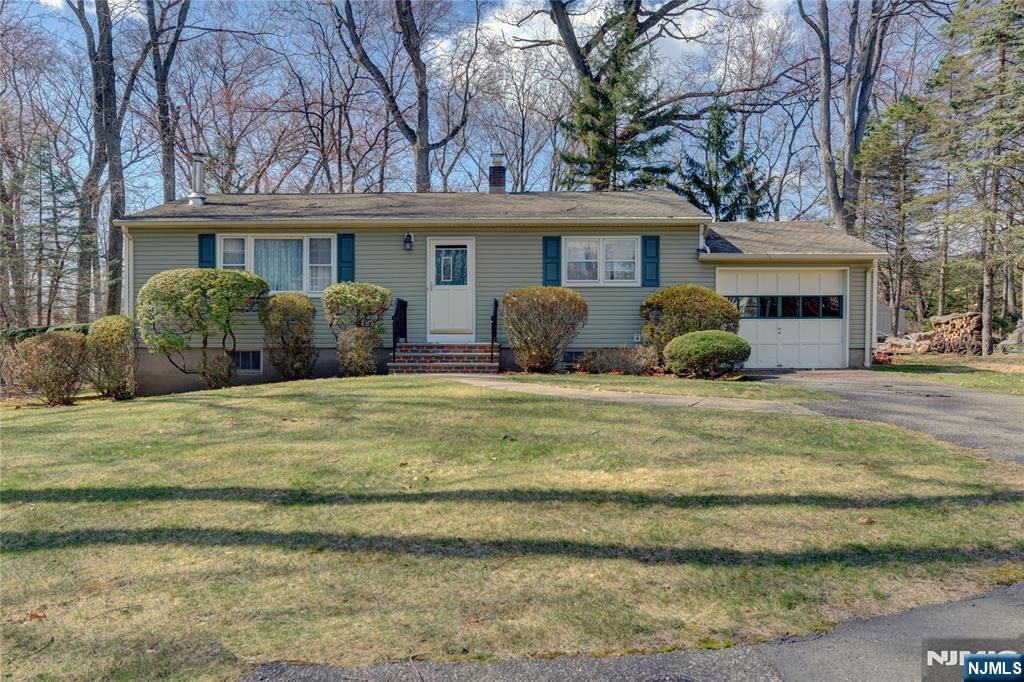 Photo of 160 Jerome Avenue, Paramus, NJ 07652 (MLS # 25032348)
