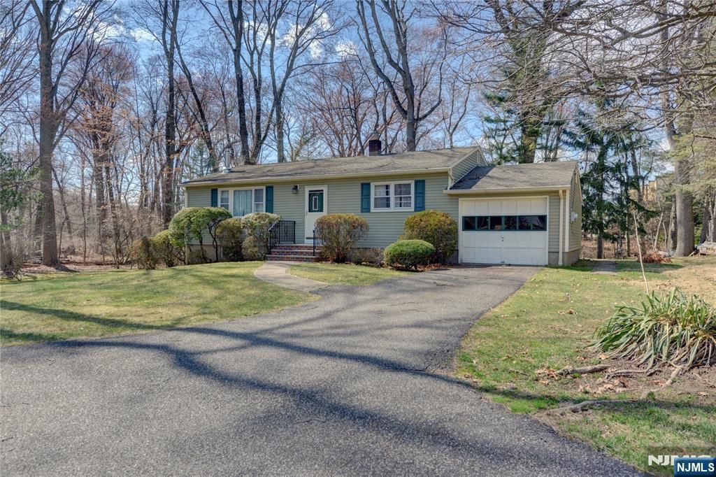 Photo of 160 Jerome Avenue, Paramus, NJ 07652 (MLS # 25032348)