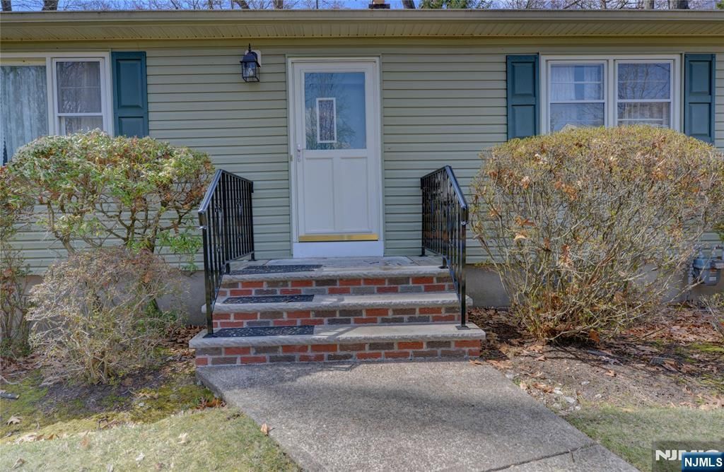Photo of 160 Jerome Avenue, Paramus, NJ 07652 (MLS # 25032348)
