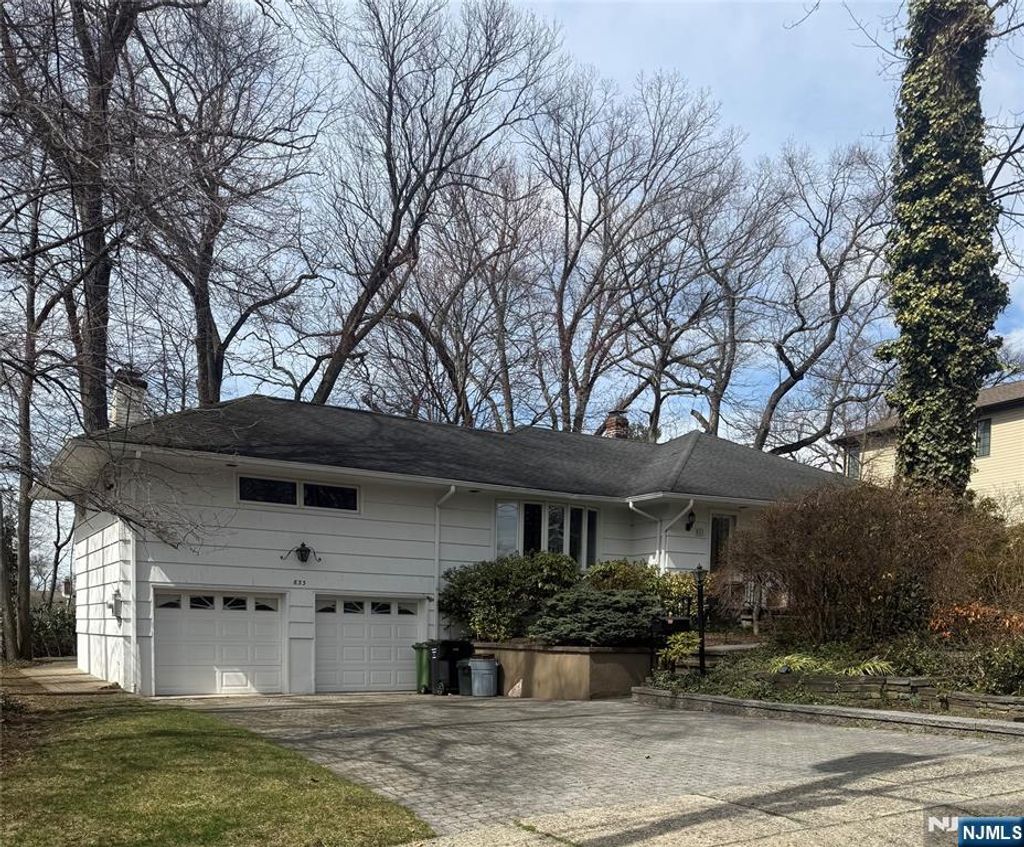 Photo of 833 Koman Drive, Paramus, NJ 07652 (MLS # 26010670)