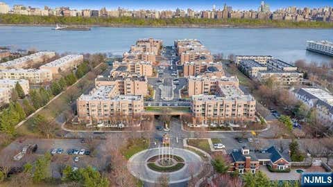 Photo of 308 Franklin Ct, Edgewater, NJ 07020 (MLS # 26031107)