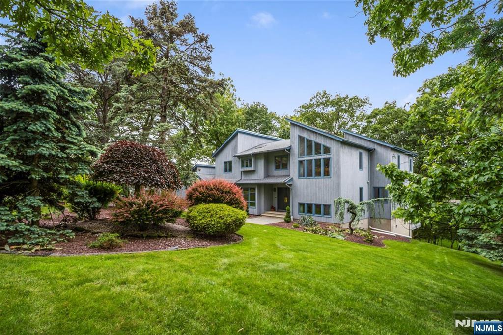 Property for Sale at 33 Willow Brook Dr, North Caldwell, New Jersey - Bedrooms: 4 
Bathrooms: 3 
Rooms: 10  - $1,299,000