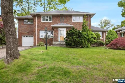Photo of 535 Summit, Englewood Cliffs, NJ 07632 (MLS # 26019591)