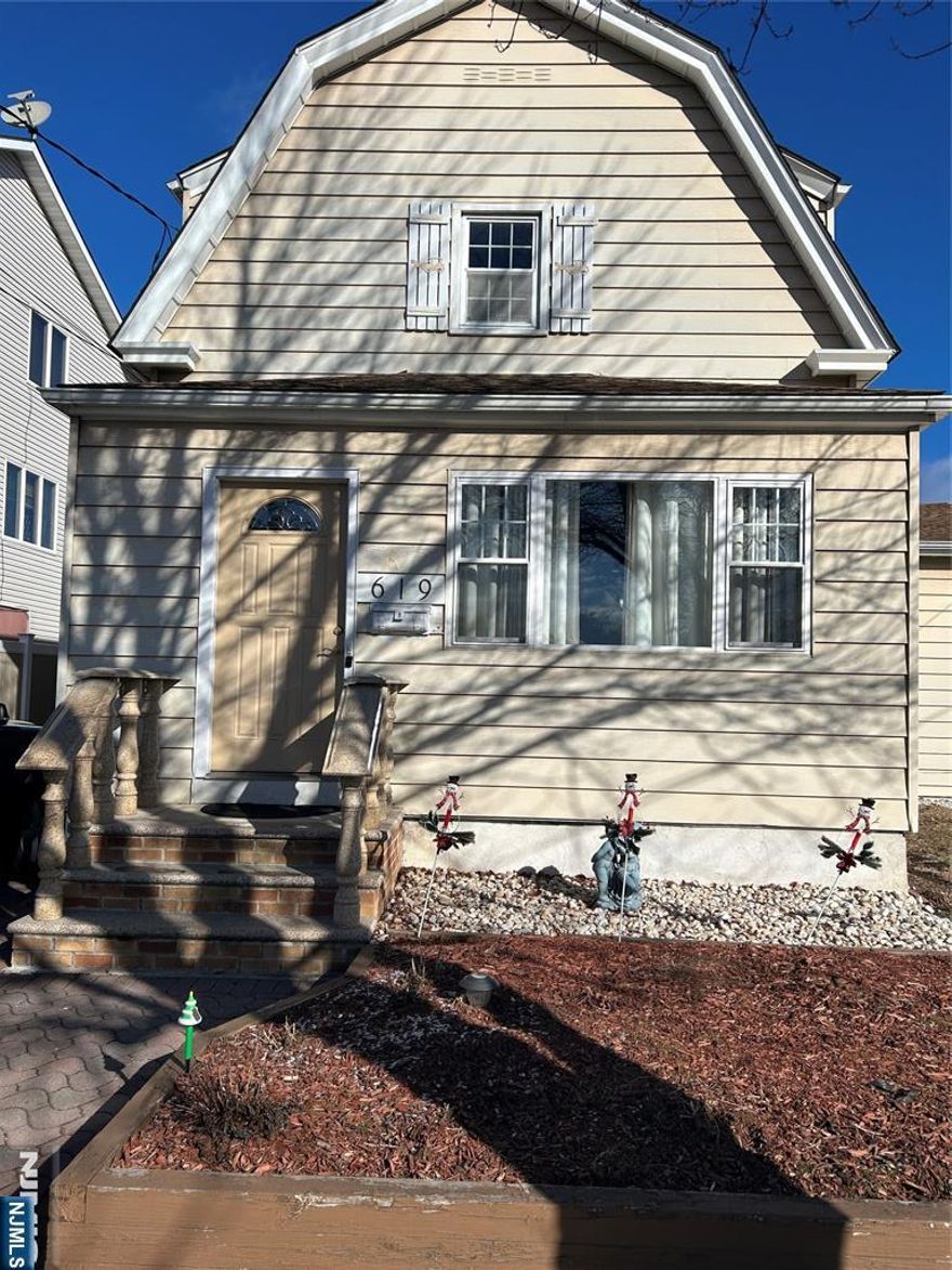 Great location on New York Ave. Bright & spacious 2nd Floor apartment. Features living room, eat-in-kitchen, bedroom with walk-in-closet and bonus room/office space. The apartment was just updated and freshly painted. Heat & Hot water included in the rent. Tenant pays electric & cooking gas. Tenant to supply own refrigerator Prime location for commuters, NYC bus steps away. Close access to trains & major highways. No per, no smoking, no laundry. Street parking only. Clean & move in ready.