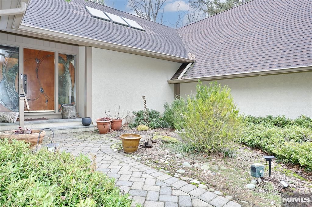 Photo of 8 Red Rock Trail, Saddle River, NJ 07458 (MLS # 26009434)