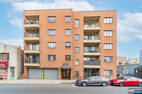 Photo of 610 Anderson Avenue #2E, Cliffside Park, NJ 07010 (MLS # 26008053)