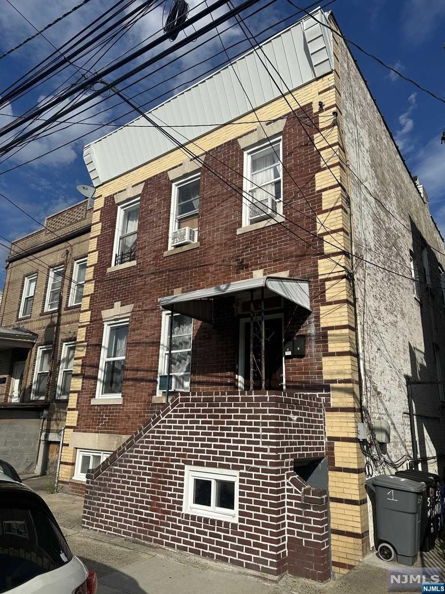 GREAT 2 FAMILY, IN QUIET AREA, FOR INVESTMENT OR OWNER OCCUPIED! SEPARATE UTILITIES. FINISHED BASEMENT WITH FULL BATHROOM. STOP PAYING RENT. CENTRAL LOCATION AND CLOSE TO MAJOR HIGHWAYS.