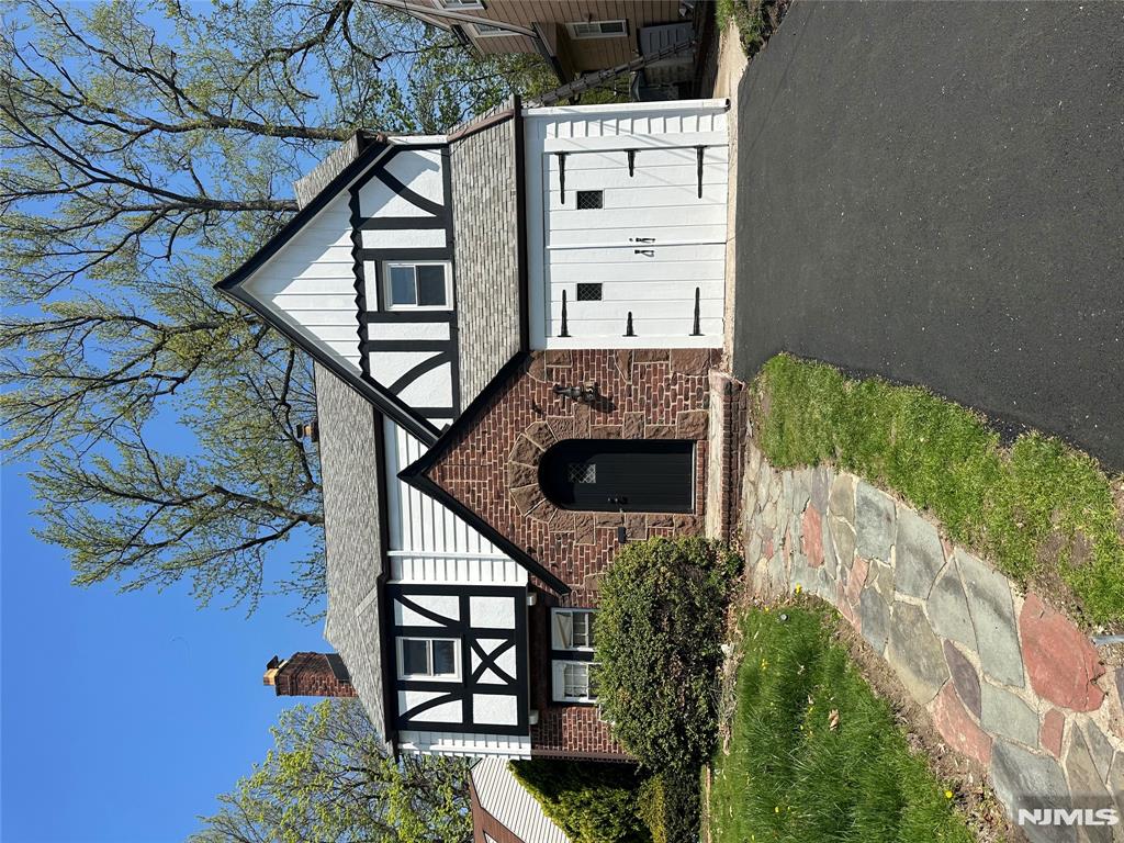 Rental Property at 531 Standish Rd, Teaneck, New Jersey - Bedrooms: 5 
Bathrooms: 3 
Rooms: 8  - $5,250 MO.