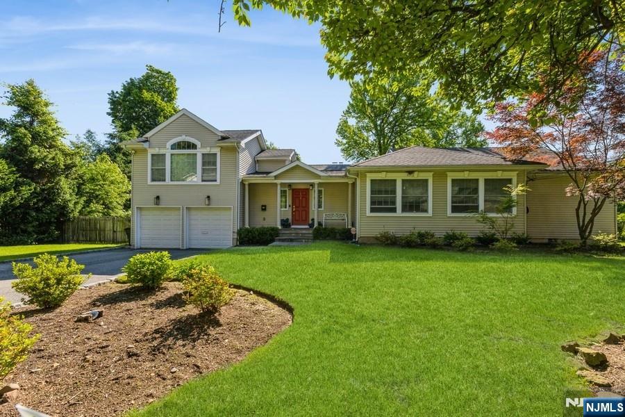 100 Lylewood Dr, Tenafly, New Jersey - 4 Bedrooms  
4 Bathrooms  
8 Rooms - 