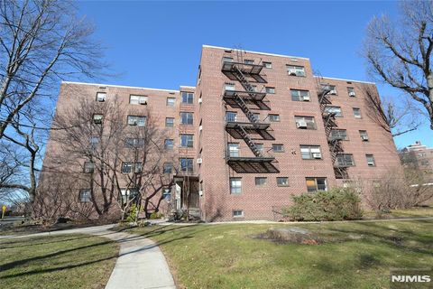 Photo of 401 Park Place #1-E, Fort Lee, NJ 07024 (MLS # 25042450)