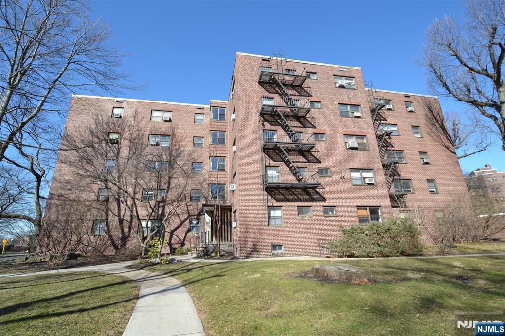 Photo of 401 Park Place #1-E, Fort Lee, NJ 07024 (MLS # 25042450)
