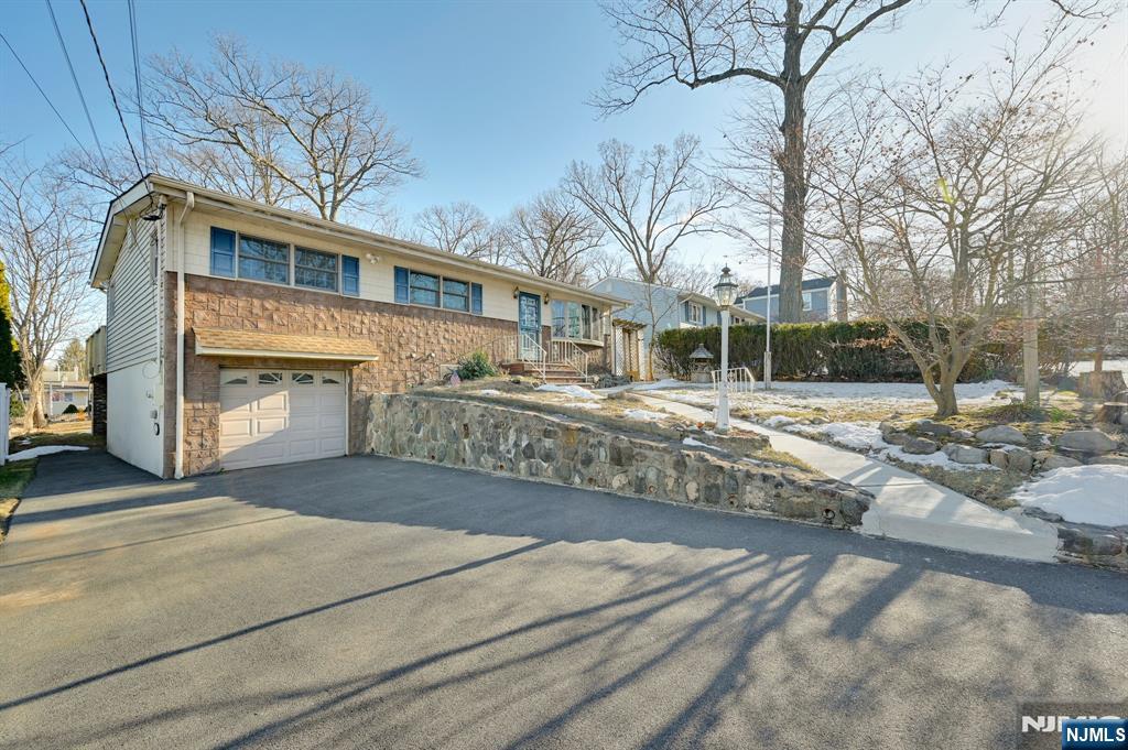 Rental Property at 99 Mcnomee St, Oakland, New Jersey - Bedrooms: 3 
Bathrooms: 3 
Rooms: 7  - $3,600 MO.
