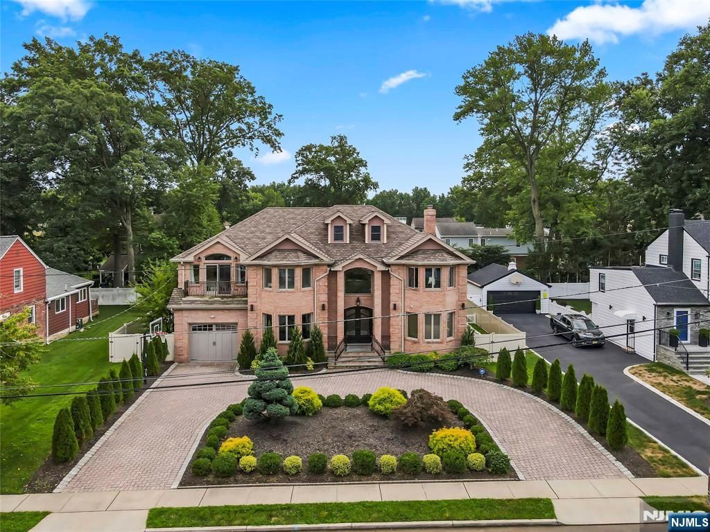 Photo of 76 N Leswing Avenue, Saddle Brook, NJ 07663 (MLS # 25027196)