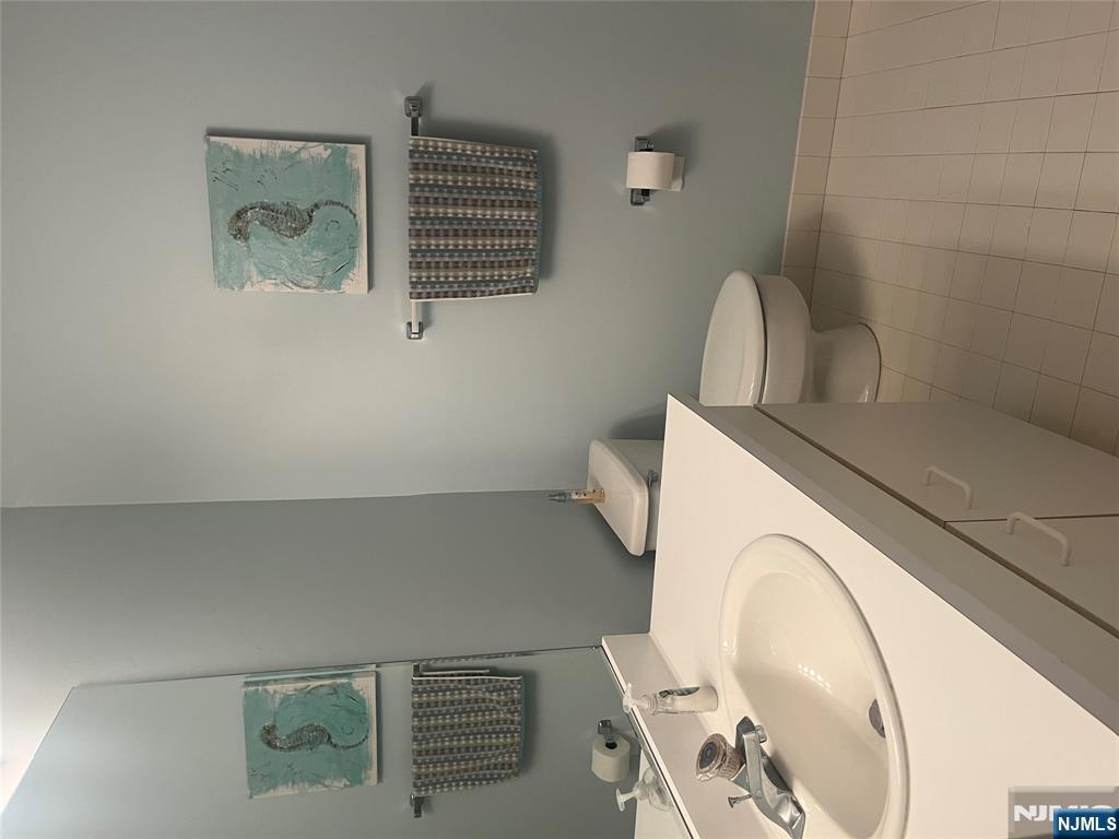 Saddle Brook, New Jersey 07663, United States, 2 Bedrooms Bedrooms, ,3 BathroomsBathrooms,Residential,Active,219060