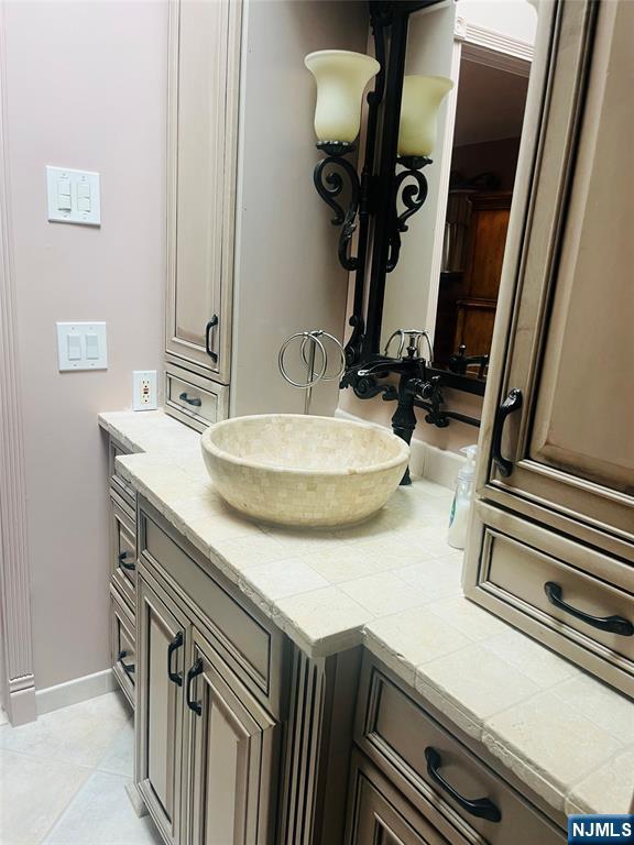 Saddle Brook, New Jersey 07663, United States, 2 Bedrooms Bedrooms, ,3 BathroomsBathrooms,Residential,Active,219060