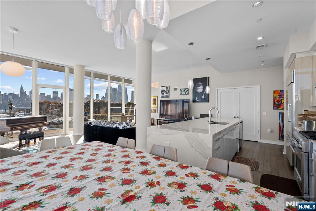 1200 Avenue Port Imp 705