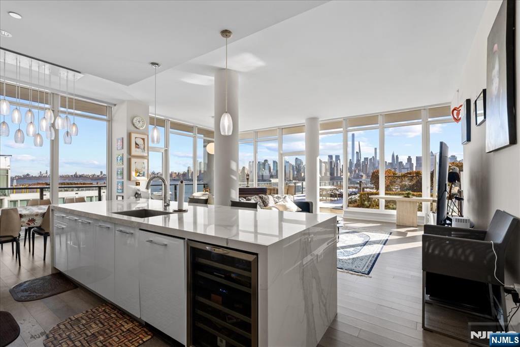 1200 Avenue Port Imp 705