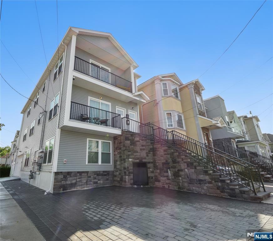 Property for Sale at 1050 Bond Street, Elizabeth, New Jersey - Bedrooms: 7 
Bathrooms: 5 
Rooms: 15  - $995,000