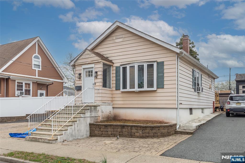 35 Bergen Blvd, Woodland Park, New Jersey - 2 Bedrooms  
1 Bathrooms  
7 Rooms - 