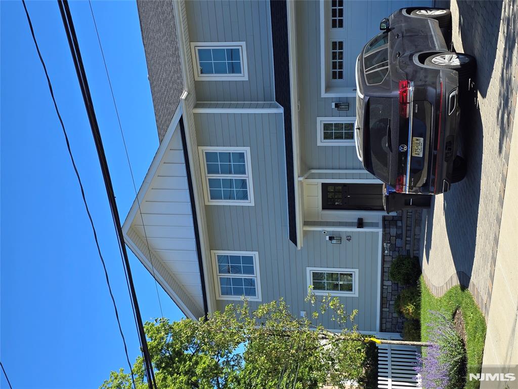 43 Lindley, Tenafly, New Jersey - 5 Bedrooms  
4 Bathrooms  
7 Rooms - 