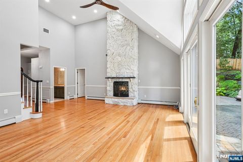 Photo of 922 Hilltop Terrace, Franklin Lakes, NJ 07417 (MLS # 26027936)