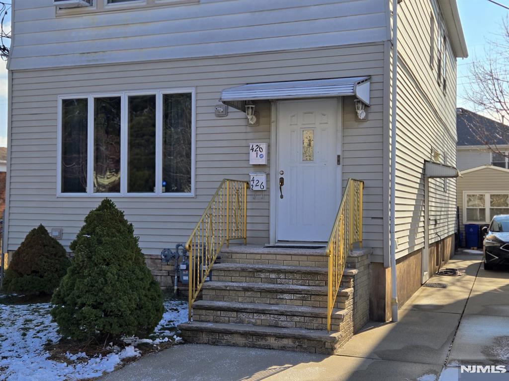 426 Grace Ave 1st Floor, Garfield, New Jersey - 3 Bedrooms  
2 Bathrooms  
8 Rooms - 