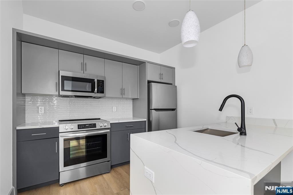 Rental Property at 1435 10th St 209, Fort Lee, New Jersey - Bedrooms: 2 
Bathrooms: 2 
Rooms: 5  - $4,295 MO.