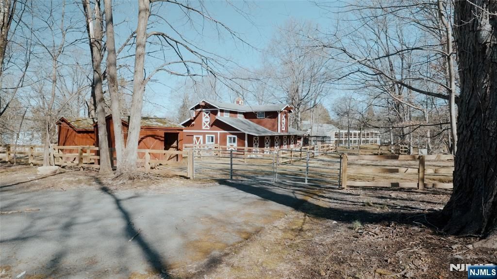Photo of 98 E Saddle River Road, Saddle River, NJ 07458 (MLS # 25008500)