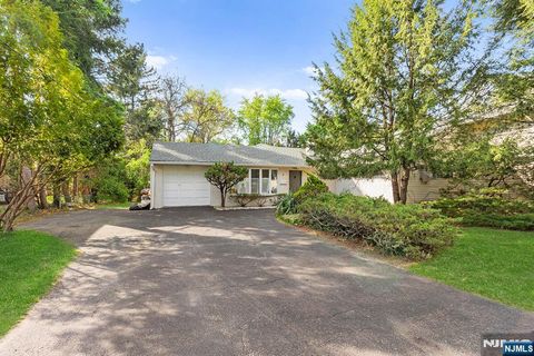 Photo of 8 Halsey Ln, Closter, NJ 07624 (MLS # 26024336)