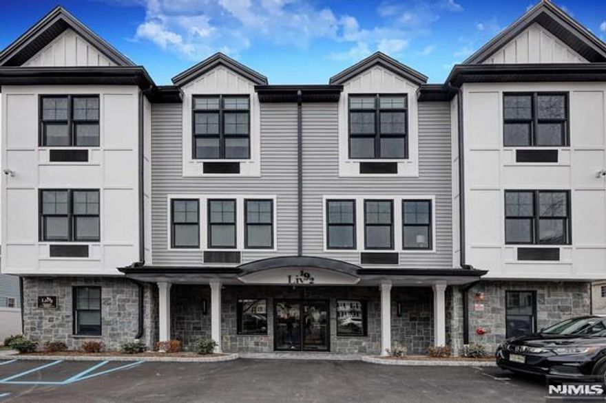 Welcome to this exquisite 1 bedroom + den apartment in a newer construction building. This apartment is the epitome of modern living, with an open-concept layout that allows for easy living and entertainment. The unit comes equipped with a spacious den that could function as a home office, guest space or hobby room. The modern kitchen is fully equipped with top-of-the-line stainless steel appliances that combine elegance with functionality. The apartment community is pet-friendly. Enjoy the convenience of our on-site gym, an assigned parking space included, and elevator. Located in a prime location with easy access to local shops, parks and restaurants. Don't miss out on this amazing opportunity to live in luxury and comfort, schedule a viewing today!