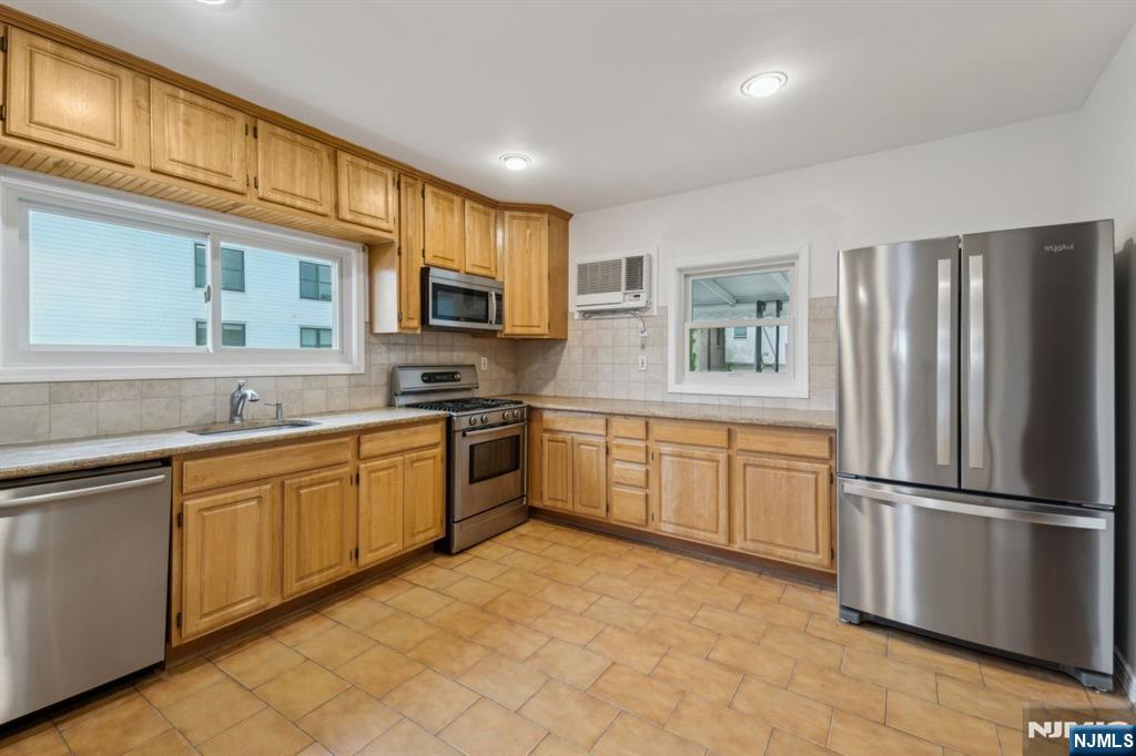 310 Paterson Plank Rd 2, Jersey City, New Jersey - 2 Bedrooms  
2 Bathrooms  
7 Rooms - 