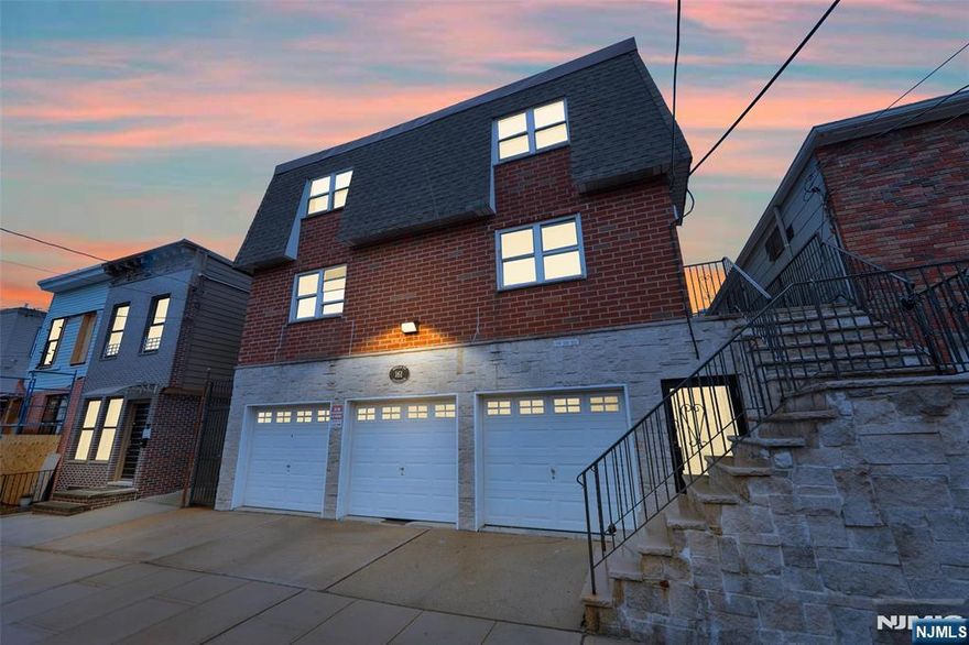 SIMPLIFY YOUR LIFE WITH AN EASY AND RELAXING COMMUTE TO WORK EVERYDAY. Short walk to Palisades ave, buses to Hoboken, and the buses/ferries to New York City. Only 20 minutes from Midtown Manhattan/the greatest city in the world. short walk to Gregory ave.The view from Gregory Ave is recognized worldwide. Walk to shops, parks, and more. Non FHA approved building. Conventional loans only. ATTRACTIVE/MODREN URBAN LIVING. HARDWOOD FLOORS THROUGHOUT. THIS APARTMENT IS A MUST SEE. GREAT LOCATION. LOW MAINTENANCES. TAX TBD. WHY PAY RENT WHEN YOU CAN OWN? Scehdule your tour before its gone!